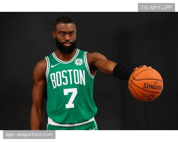 杰伦·布朗突破制造错位提升个人得分效率对比季前表现明显进步