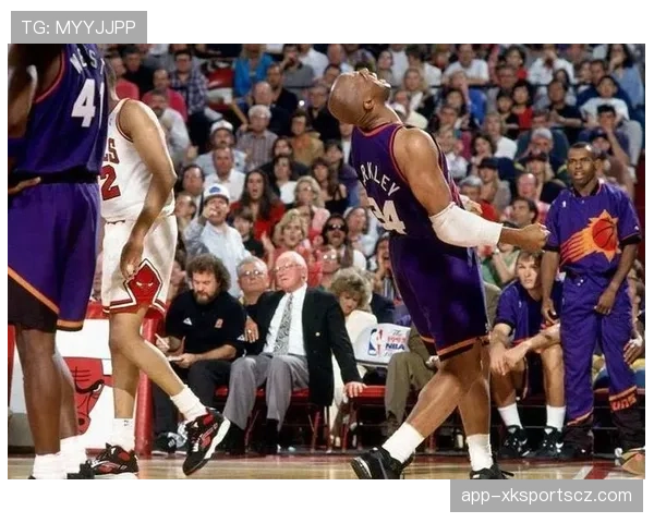 巴克利内线强攻改变防守布局，对比同期大前锋打法差异显著