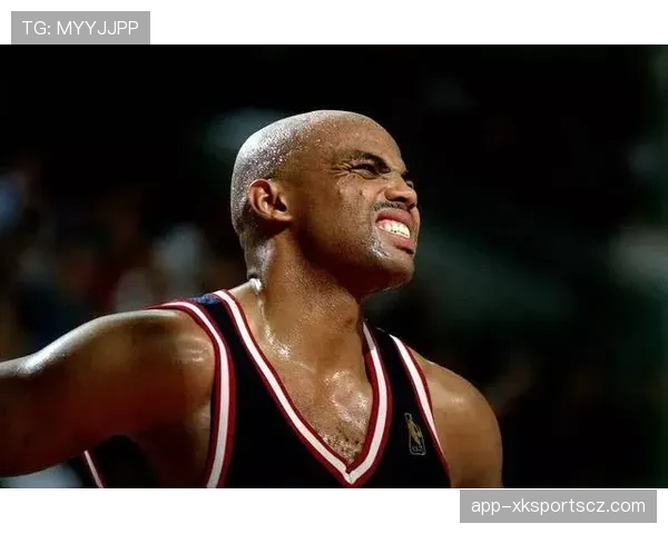 查尔斯·巴克利篮下高效背打砍下稳定得分领先队友表现